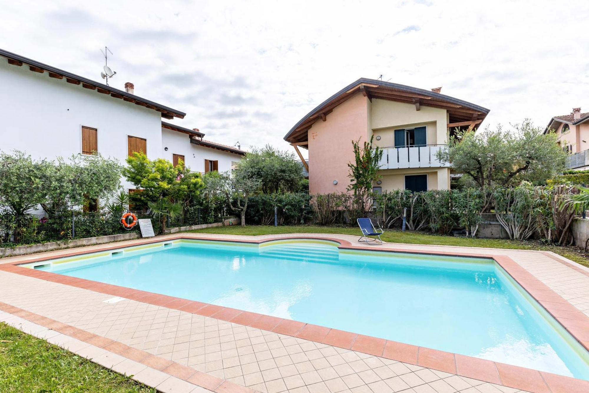 Bluemoon -Luminoso Apt Con Piscina Lazise Kültér fotó